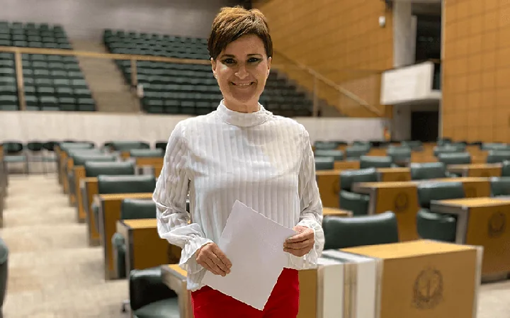 Silvia Garcia em ambiente institucional
