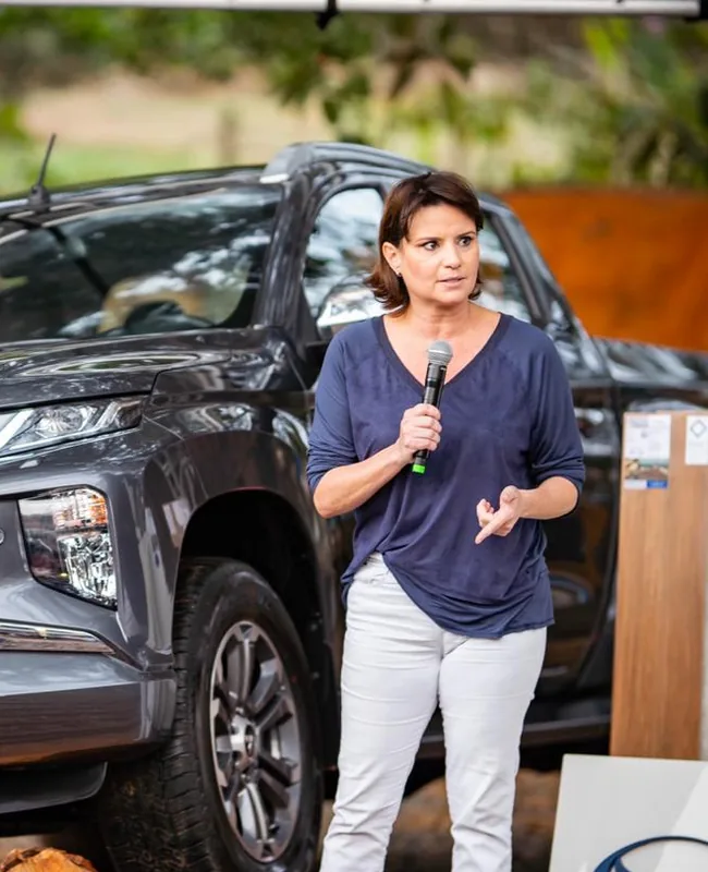 Silvia Garcia em apresentação no universo automotivo