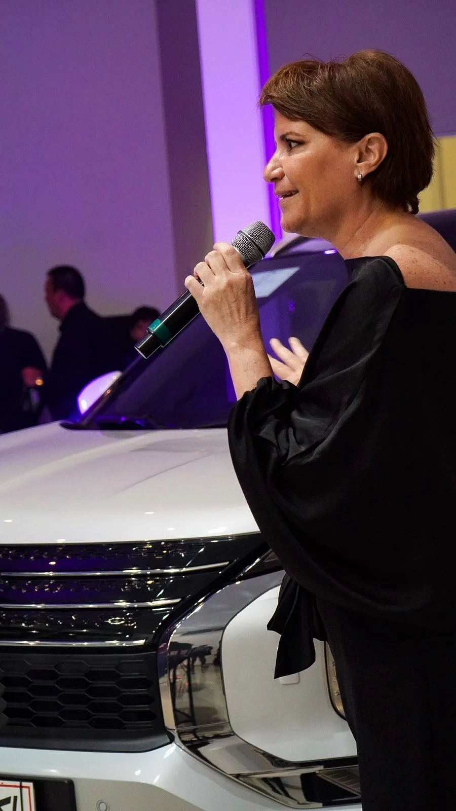 Silvia Garcia com microfone em close