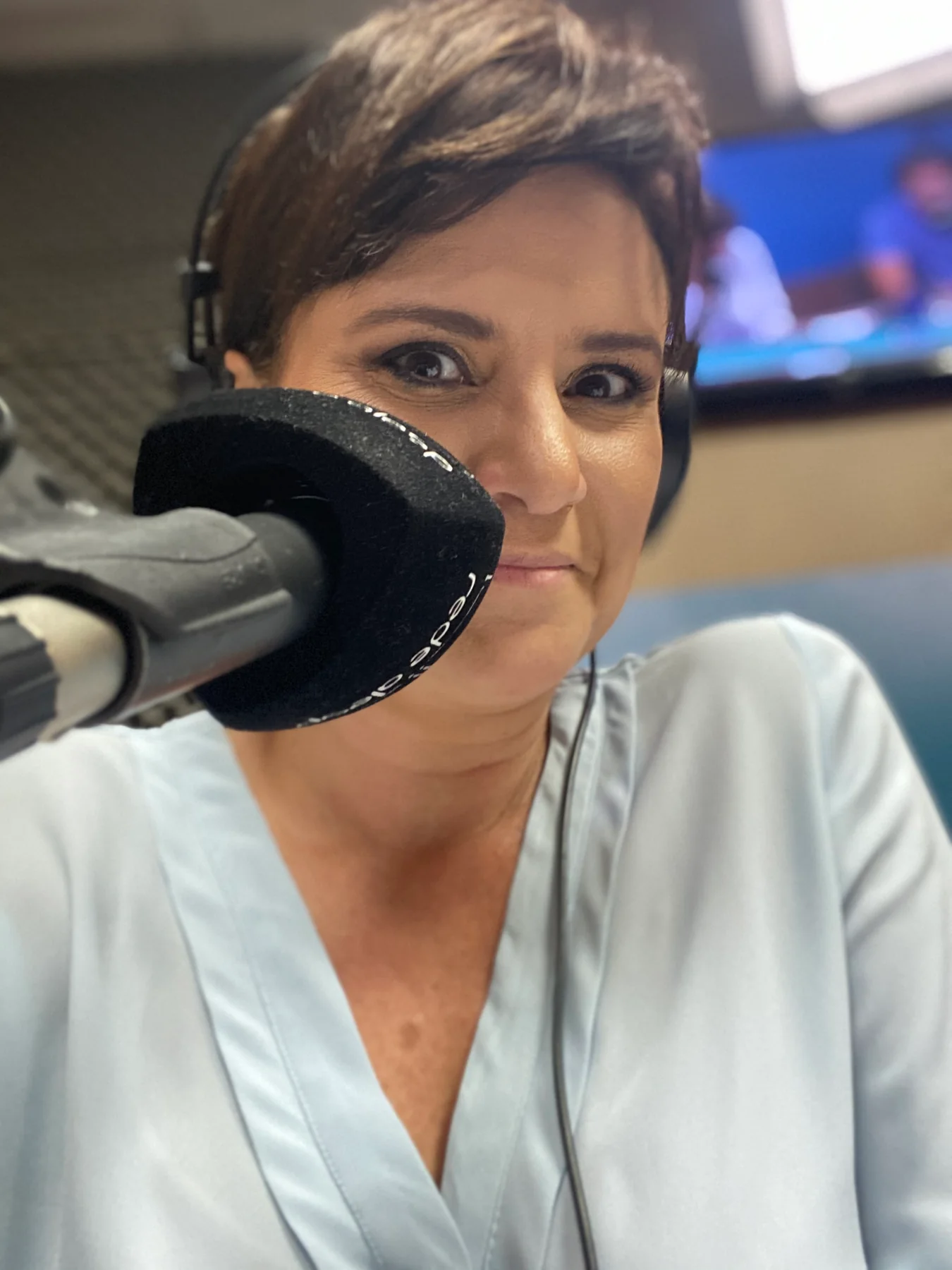 Silvia Garcia em estúdio de rádio